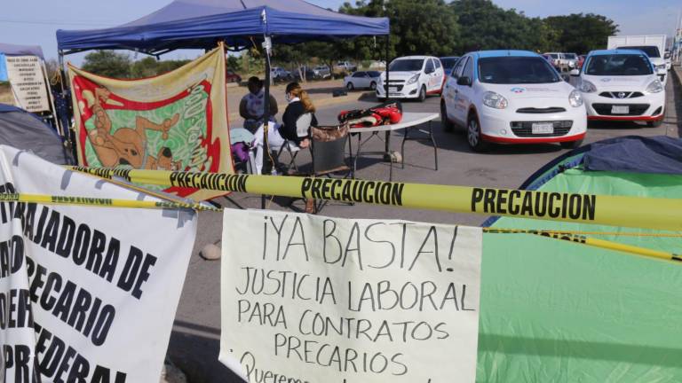 Plantón de trabajadores de salud suma más de 20 días afuera del Hospital de la Mujer, en Culiacán