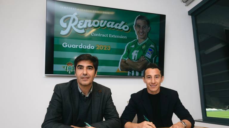 Andrés Guardado (der.) firma su renovación.