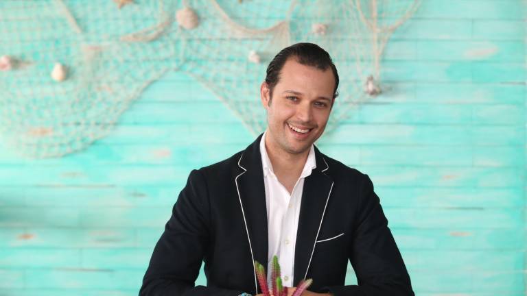 Andrés Romo, el diseñador de modas de Escuinapa, radicado en Milán, Italia, vino a su municipio de origen para disfrutar las fiestas decembrinas con su familia.