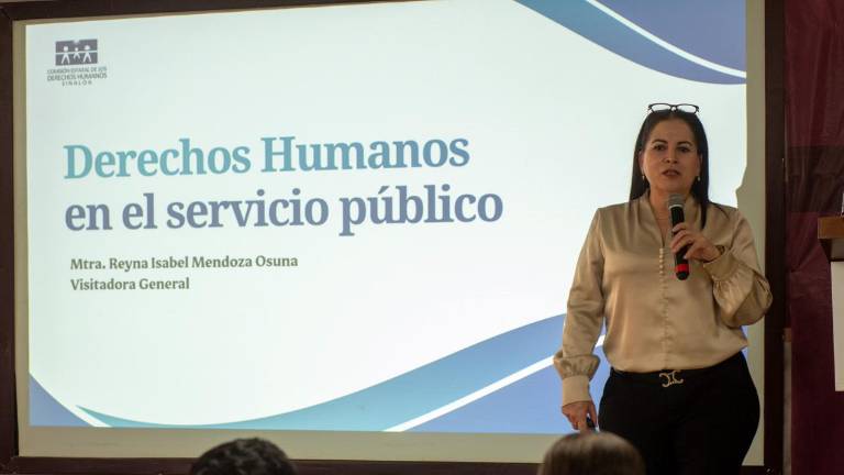 Reyna Isabel Mendoza Osuna, visitadora general de la CEDH ofrece una capacitación a funcionarios estatales de Sinaloa.