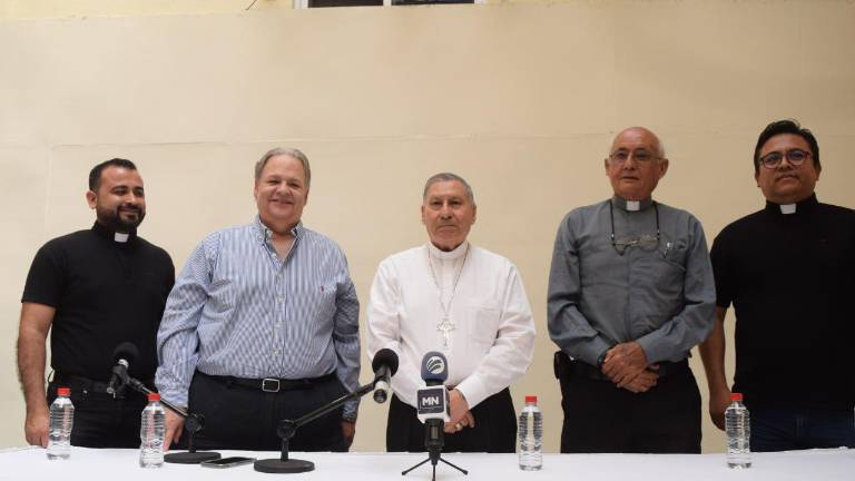 Autoridades de la Diócesis de Mazatlán y del Instituto de Cultura de Mazatlán.