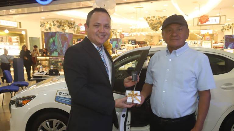 José Arturo Ruiz Anaya, cliente de Cimaco Mazatlán, se llevó un lujoso automóvil Mazda Sedán.