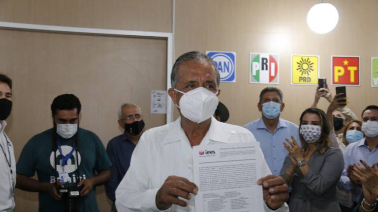 El Alcalde Jesús Estrada Ferreiro al recibir la constancia como Presidente municipal del 2021 al 2024.