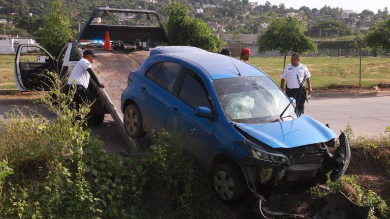 La conductora del vehículo fue trasladada al hospital luego de ser rescatada.
