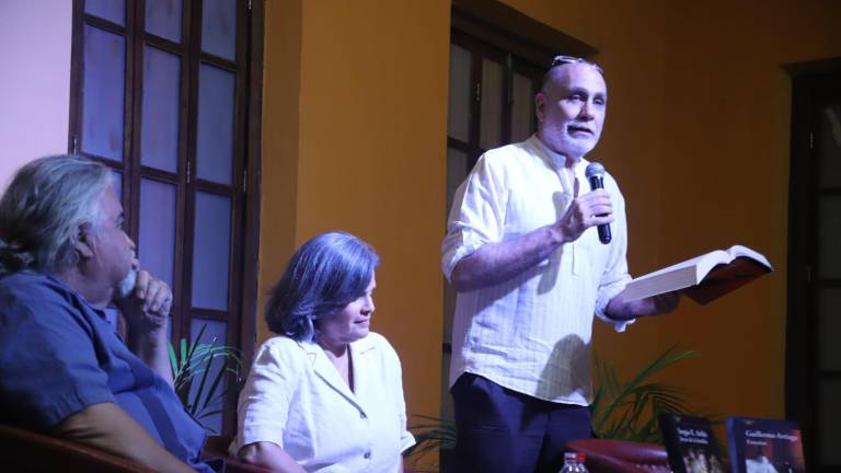El escritor, guionista y director de cine, Guillermo Arriaga presentó su más reciente novela Extrañas, en Casa Haas.