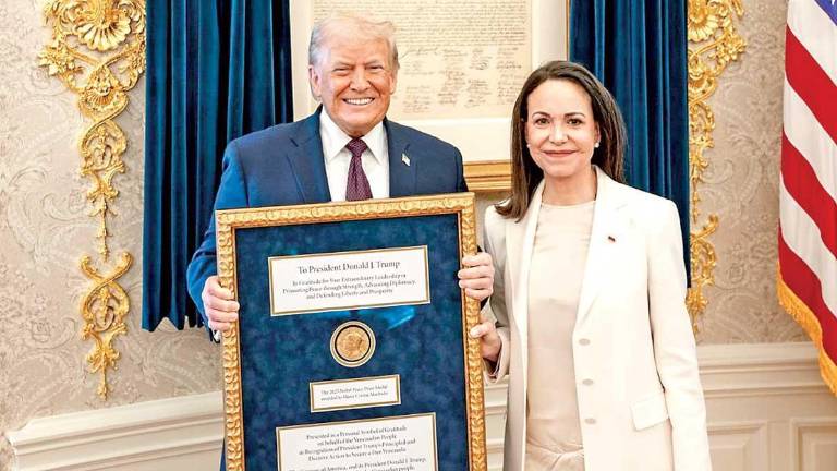 María Corina Machado Parisca, Premio Nobel de la Paz 2025, entregó su medalla al Presidente de Estados Unidos Donald Trump.