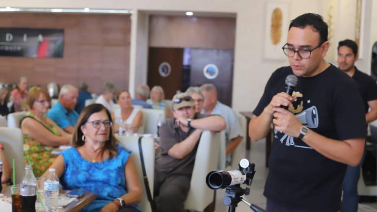 David Esquivel, presidente de la Sociedad Astronómica de Mazatlán, promueve ante integrantes de la Asociación Civil Amigos de México, en este puerto, la observación segura del eclipse solar que ocurrirá el próximo 8 de abril.