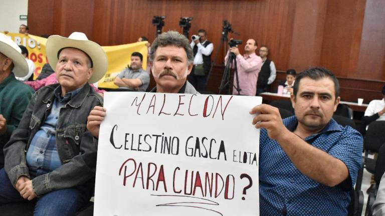 Los manifestantes mostraron letreros cuestionando sobre los avances de las obras pendientes en Celestino Gasca y Plana Ponce.