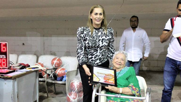 La señora Guadalupe Choza recibe su reconocimiento de manos de la Alcaldesa Blanca Estela García Sánchez.
