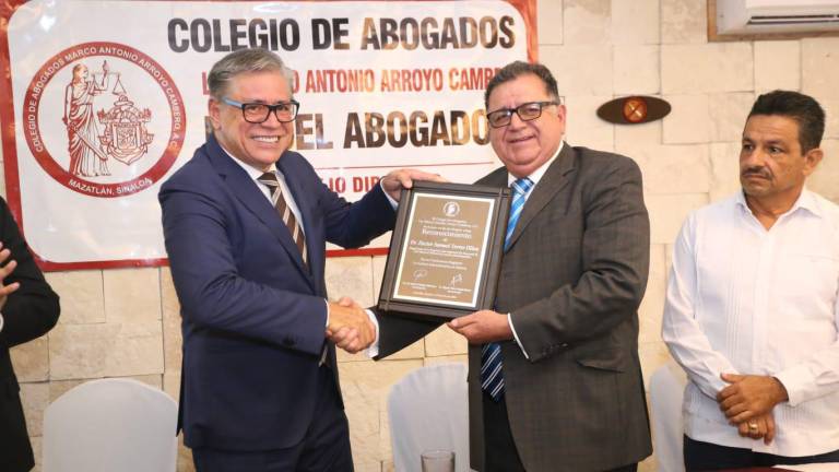Héctor Samuel Torres recibió un reconocimiento de manos de José Miguel Rodríguez Menchaca, presidente del Colegio de Abogados Marco Antonio Arroyo Camberos.