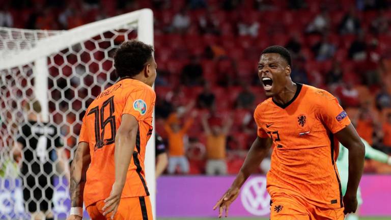 Holanda consigue su pase a octavos de la Eurocopa al vencer 2-0 a Austria
