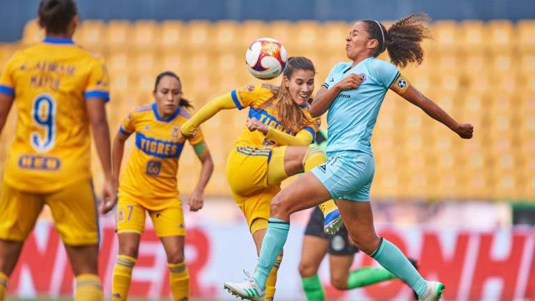 Casandra Montero disputa el esférico por Mazatlán FC Femenil.