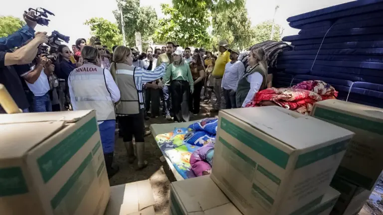 La Gobernadora Yeraldine Bonilla Valverde lleva apoyos a familias afectadas por las lluvias en Mocorito.