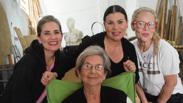 La familia Lewis habla del carruaje que están diseñando.