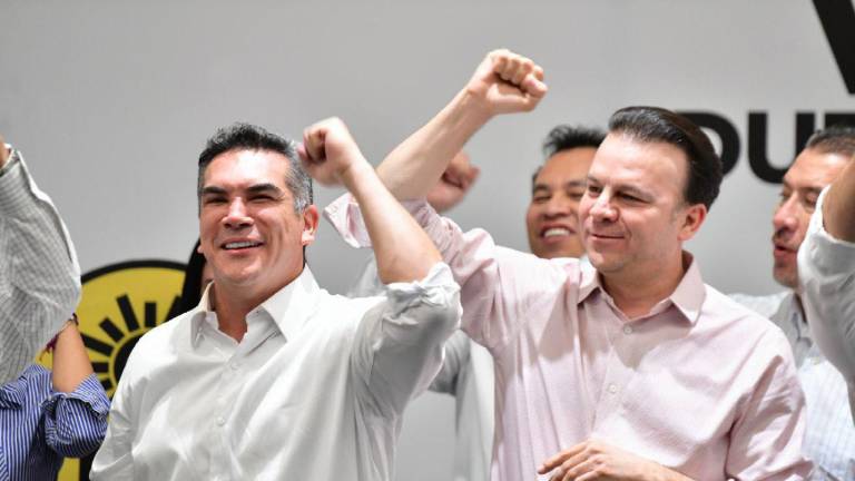 Alejandro Moreno (izquierda) se reunirá el próximo martes con ex dirigentes del PRI.