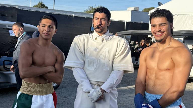 El puhilista Emiliano Vargas (izquierda) también le dio presencia mexicana al show del medio tiempo del Super Bowl.