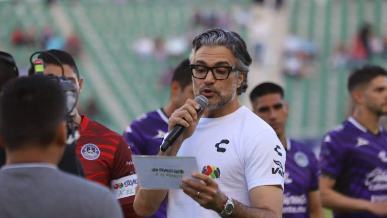 ‘Encanta’ Jaime Camil a aficionados al futbol en Mazatlán