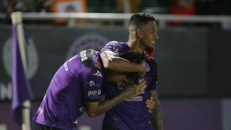 Jefferson Intriago (der.) dice que el equipo se siente en deuda con la afición.