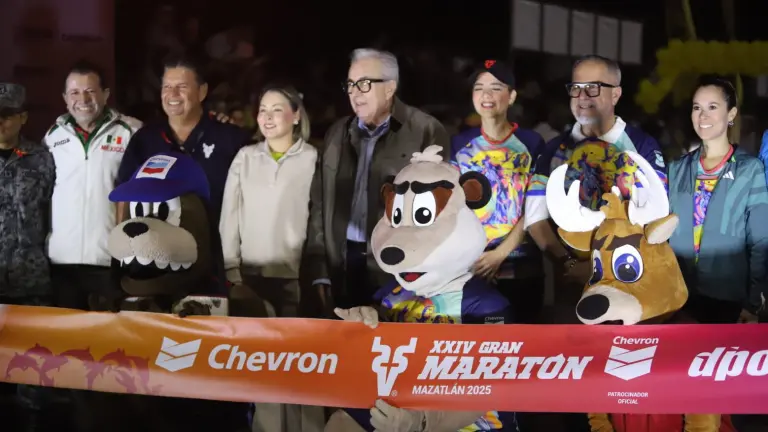 Rubén Rocha Moya es acompañado por autoridades estatales, municipales y organizadores.