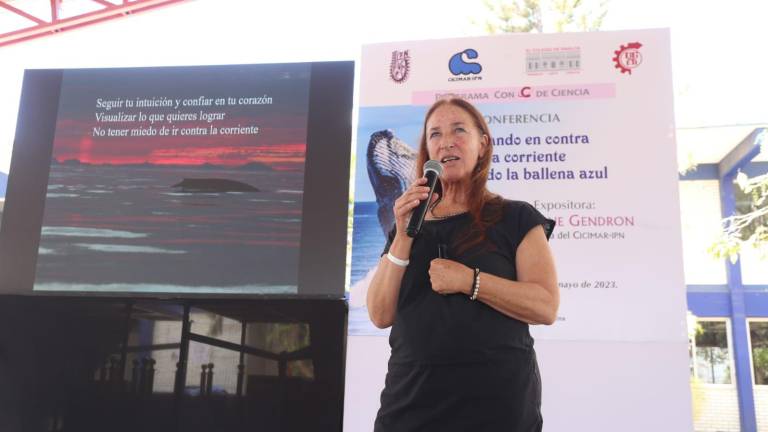 La doctora Diane Gendron, reconocida investigadora del Centro Interdisciplinario de Ciencias Marinas CICIMAR-IPN, impartió la “Navegando en contra de la corriente estudiando la ballena azul”, ante jóvenes estudiantes del Cbtis 51, de Mazatlán.