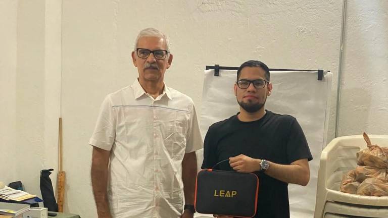 Jaime España se lleva el primer lugar en torneo conmemorativo de ajedrez.