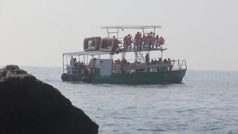 Turistas aprovechan su estancia en Mazatlán para realizar paseos en catamarán.