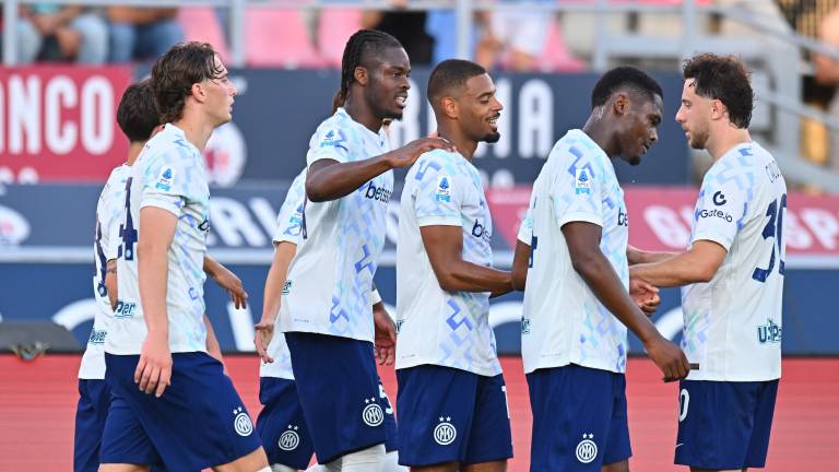 Andy Diouf (tercero de derecha a izquierda) fue el héroe que salvó al Inter de cerrar la temporada con una derrota.