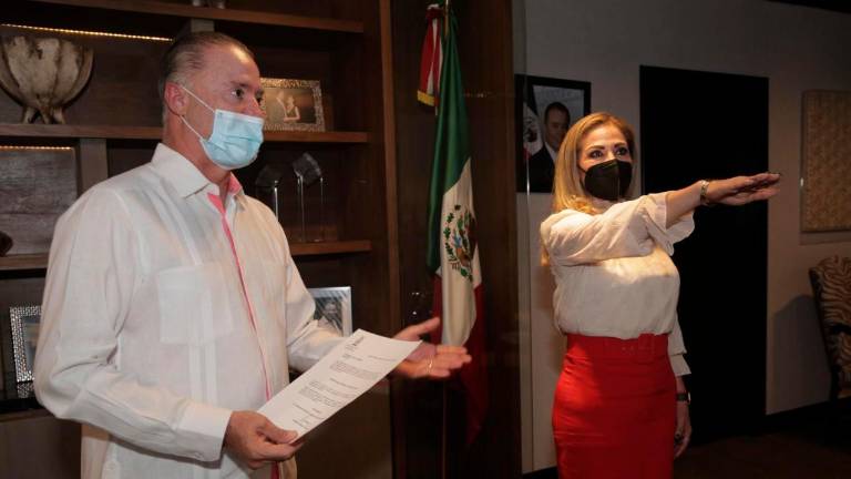 El Gobernador Quirino Ordaz Coppel toma protesta a Maribel Chollet Morán, como nueva secretaria de Pesca y Acuacultura.