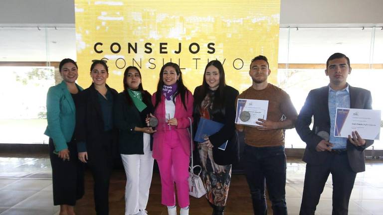 Jóvenes que recibieron el reconocimiento a Ciudadano del Año de parte del Grupo Salinas.