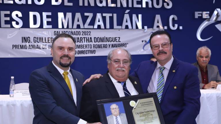 Guillermo Trewartha recibe la distinción de manos de Ramón Antonio Osuna y Hugomar Peraza.