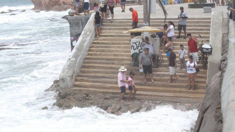 La intensidad de las olas se ha convertido en un espectáculo para turistas y locales, quienes se acercan al malecón y otras zonas de playa para observar el ir y venir del oleaje.
