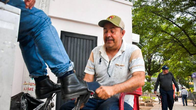 Boleros de la Plazuela Álvaro Obregón permanecen en sus puestos pese a la falta de clientes en el Centro de Culiacán.