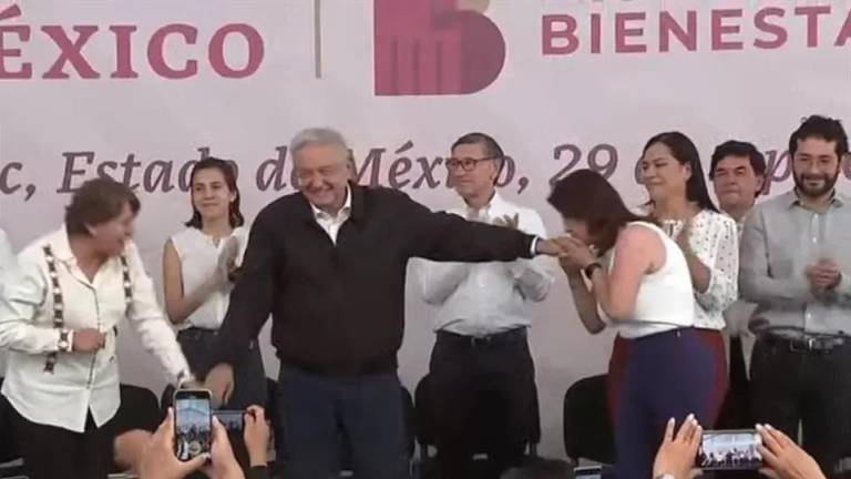 Mariela Gutiérrez Escalante, besó la mano de AMLO, cuando el presidente la invitó al podio.