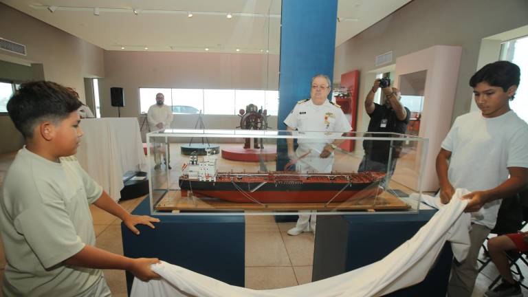 Los hermanos Emiliano y Édgar Moreno Velázquez develaron la réplica del buque tanque Miguel Hidalgo II, embarcación representativa de Petróleos Mexicanos y de la Marina Mercante Nacional.