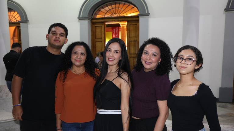 Carlos, Verónica, Yascara, Vania y Dasha Curiel.