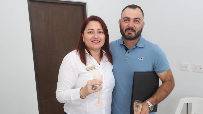 Andrés Pulido recibe las llaves de su casa en Sonterra Residencial