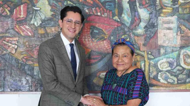 Rigoberta Menchú Tam y Roberto Velasco Álvarez, titular de la Secretaría de Relaciones Exteriores.