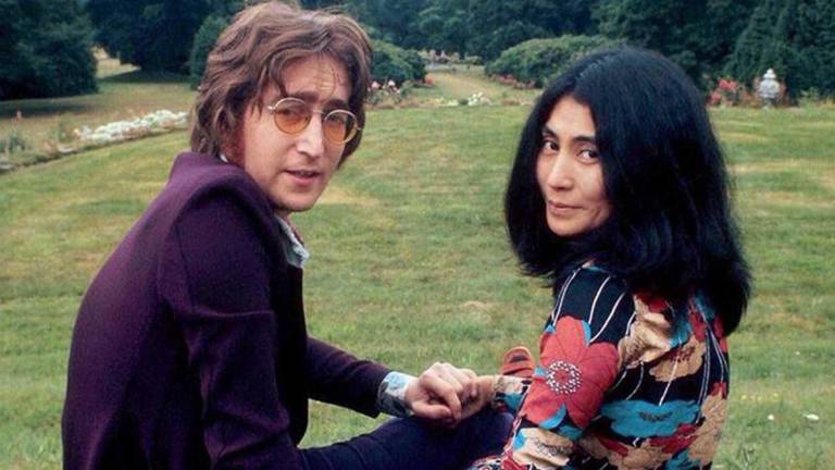 John Lennon junto con Yoko Ono
