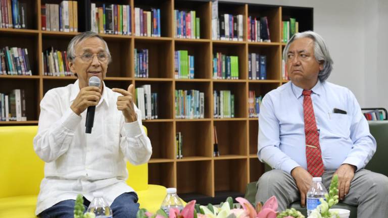 Arturo Santamaría estuvo acompañado del rector, Juan Manuel Mendoza Guerrero, como moderador.