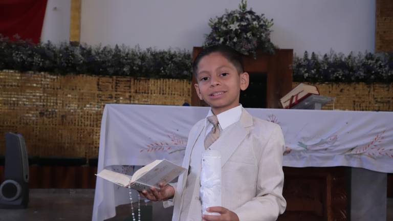 Saúl Cruz Valdez probó por primera ocasión la hostia consagrada al realizar su Primera Comunión.