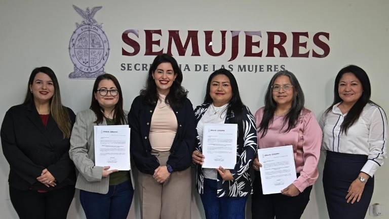 La Secretaria de las Mujeres en Sinaloa, Ana Francis Chiquete Elizalde, entrega nuevos nombramientos.