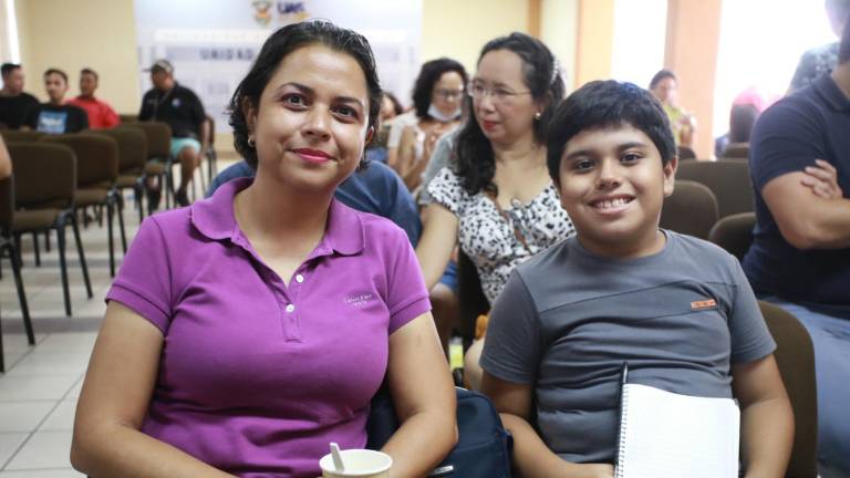 Claudia Padilla y su hijo, Mario Evan, acudieron este sábado a la conferencia magistral “Eclipses y el universo”, en Mazatlán.