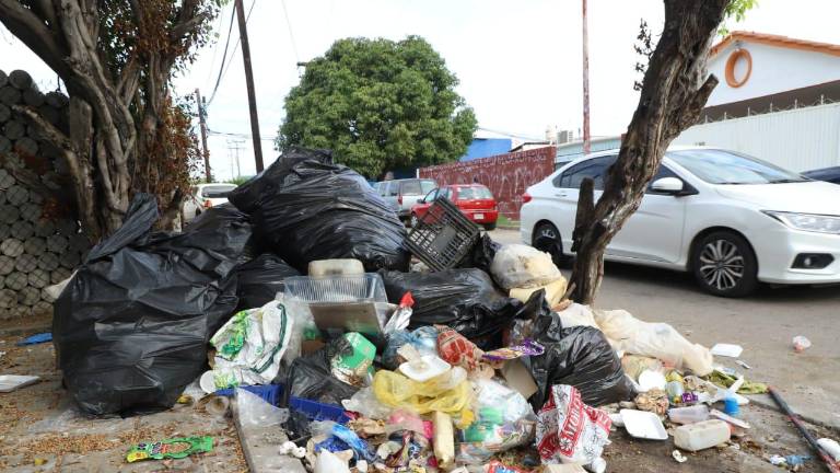 Esquina de la Avenida Insurgentes y Santa Rosa, llena de basura en Mazatlán