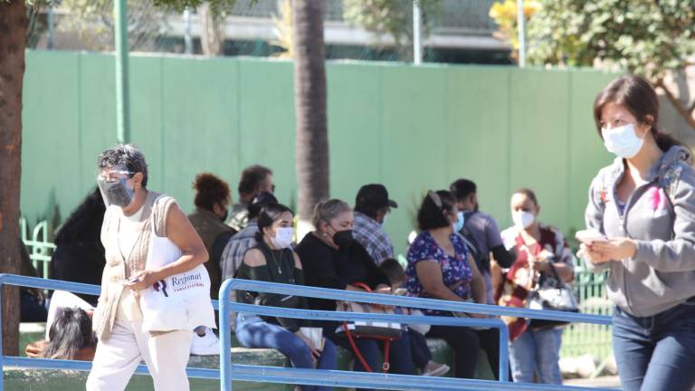 En la explanada del IMSS en Mazatlán, familiares de pacientes esperan noticias.