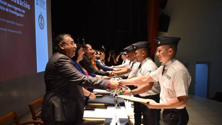 Los egresados de la Universidad de la Policía recibieron sus diplomas de mano de autoridades.