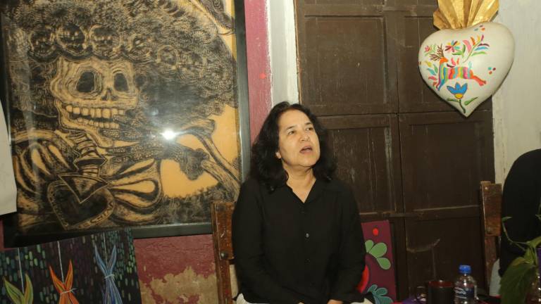 Ernestina Yépiz durante la presentación de su libro “Entonces la noche”.