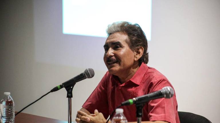 Guillermo Gallardo Murillo como ganador en la categoría de Creadores con Trayectoria, presentó las primicias de su novela biográfica La vida útil del profe Cruz.