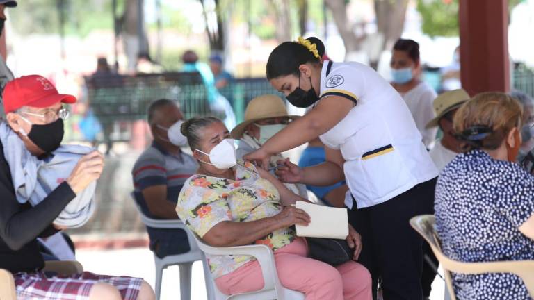 Adultos mayores en Villa Unión sienten ‘bocanada de aire’ tras vacunarse contra el Covid-19