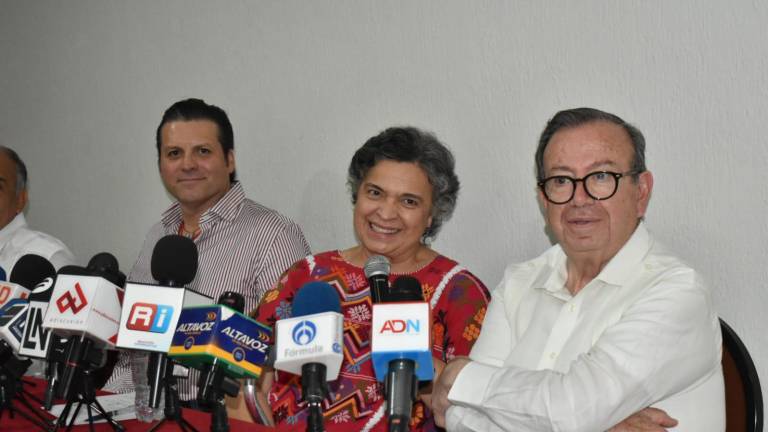 Flanqueada por Mario Zamora y Heriberto Galindo, Beatriz Paredes ofreció una conferencia de prensa en Culiacán.