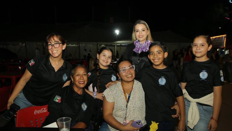 Dilán Crespo, síndico procurador del Cabildo Infantil, acompañado de su familia.